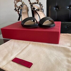 Never been worn Valentino Heel